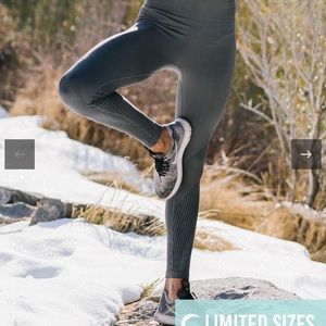 NWT grey grid performance high rise 7/8 leggings